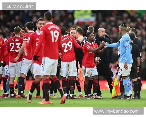 太阳报分析曼联与曼城对决阵型姆伯莫领衔锋线B费回归核心位置